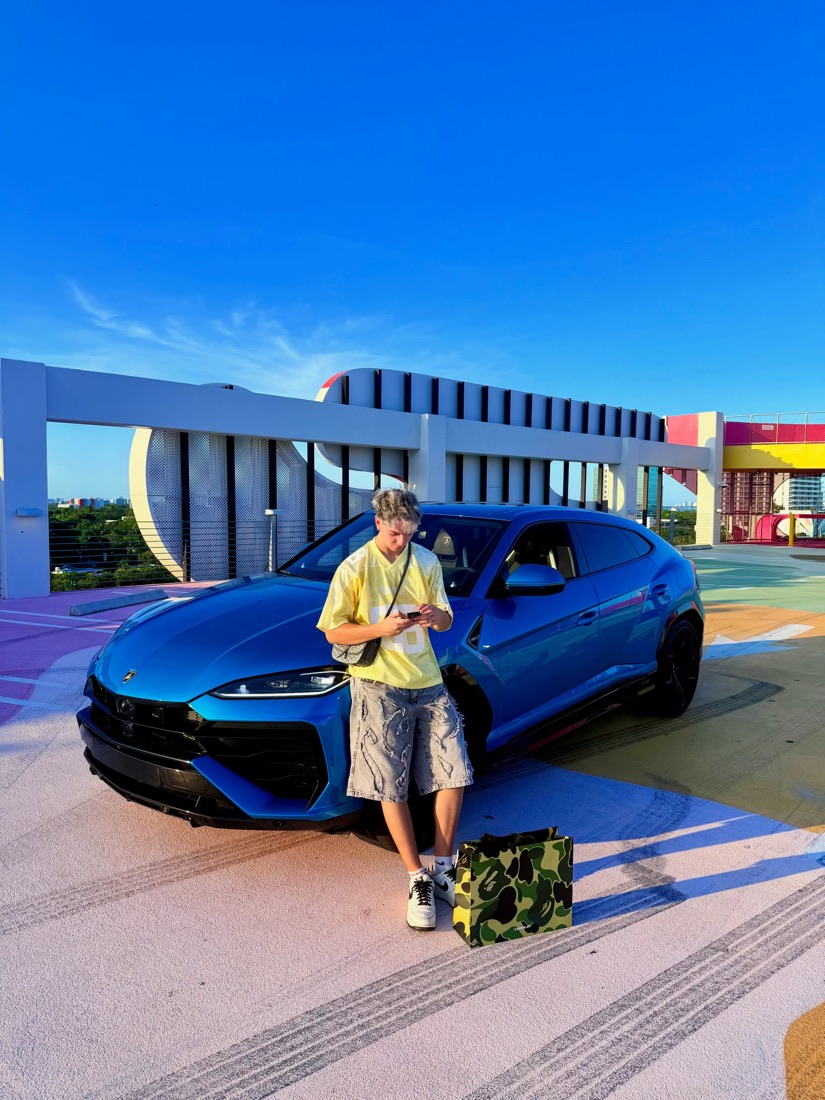 Pablo con su Lamborghini Urus